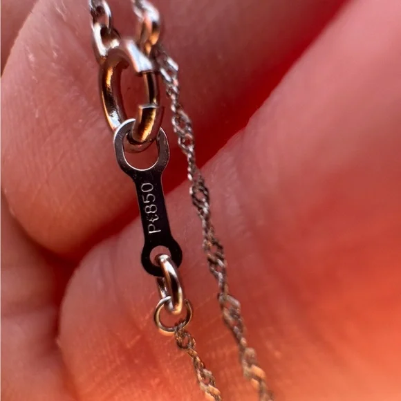 Solid platinum genuine diamond leaf/feather necklace high end- - emergency sale - Picture 3 of 13